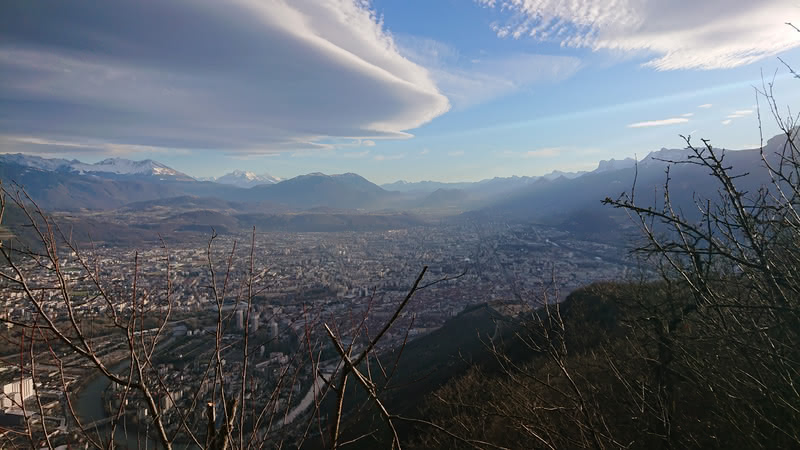 Une photo de la ville de Grenoble au milieu des montagnes