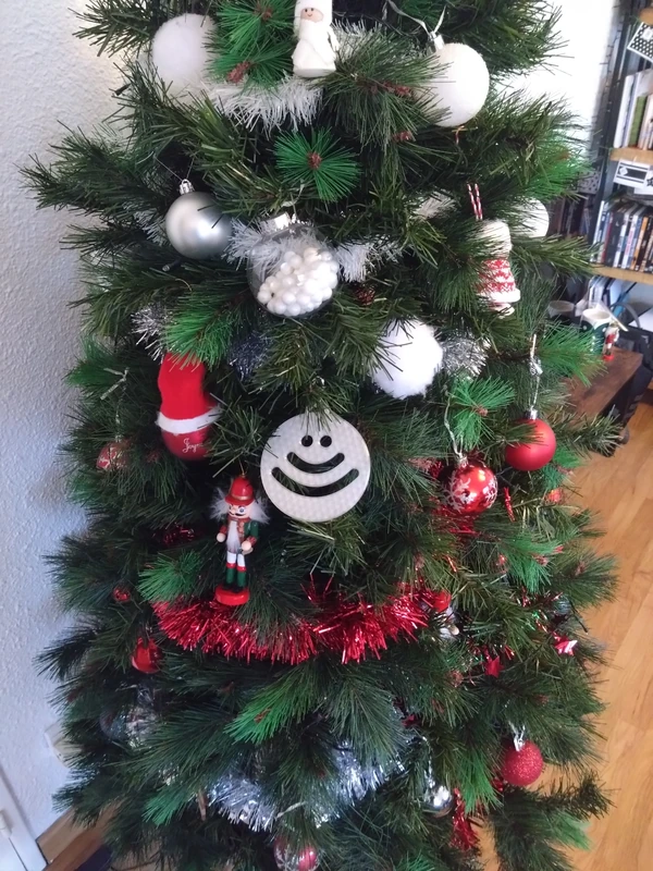 Un sapin de Noël avec, entre autre, le logo de Flus en guise de décoration.